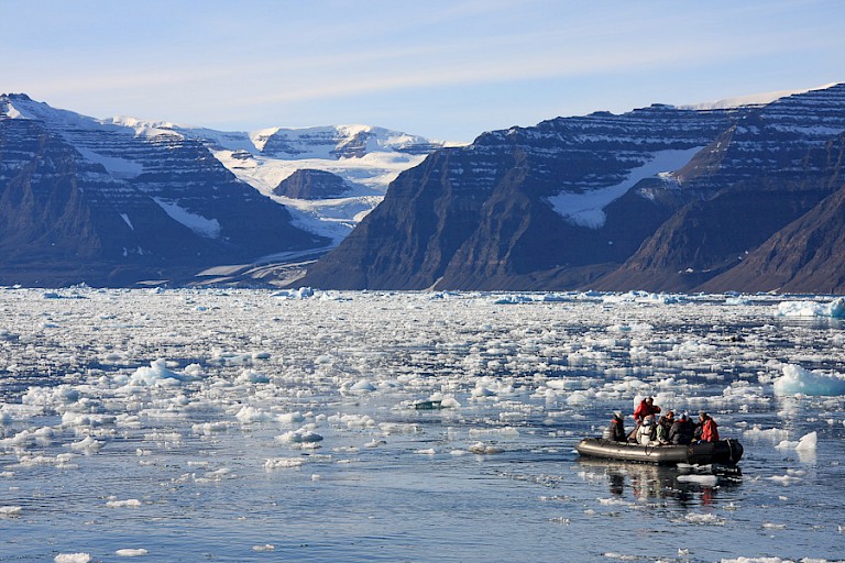 Zodiactocht door het ijs bij een van de vele gletsjers.
