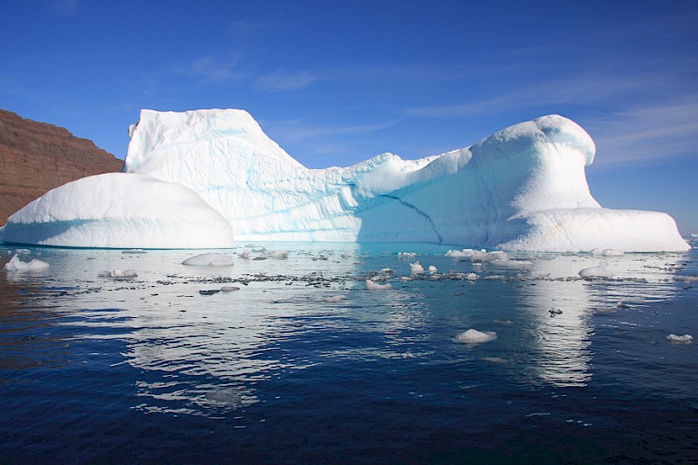 Enorme ijsbergen dobberen rond in de Scoresby Sund.