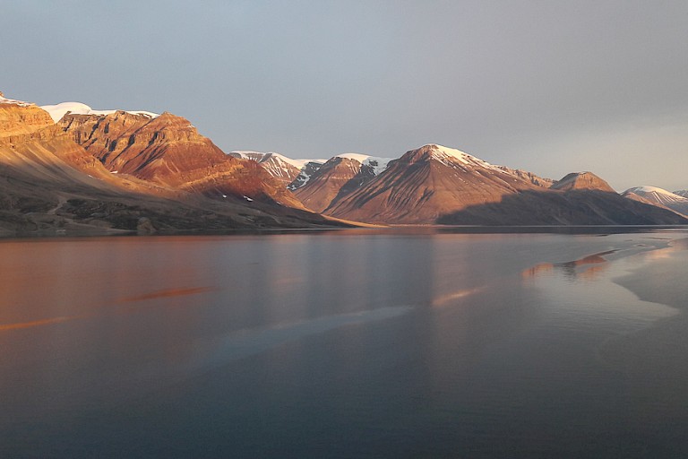 Vroeg in de ochtend vaart het schip door de Narhvalsund, Kong Oscar Fjord.