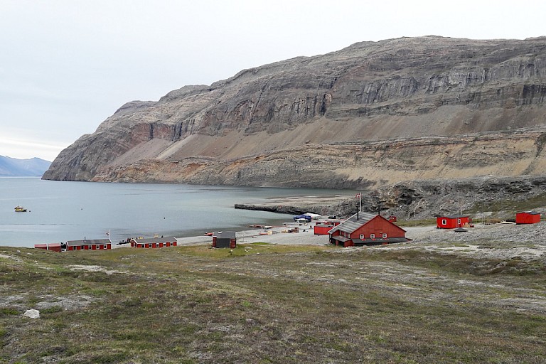 Op Ella Island staat een Sirius Patrol Station. Een basis waar een kleine groep militairen patrouilleert met honden.