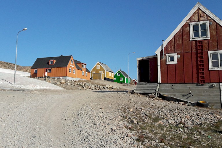 Een van de straatjes in het dorpje Ittoqqortoormiit in de Scoresbysund.