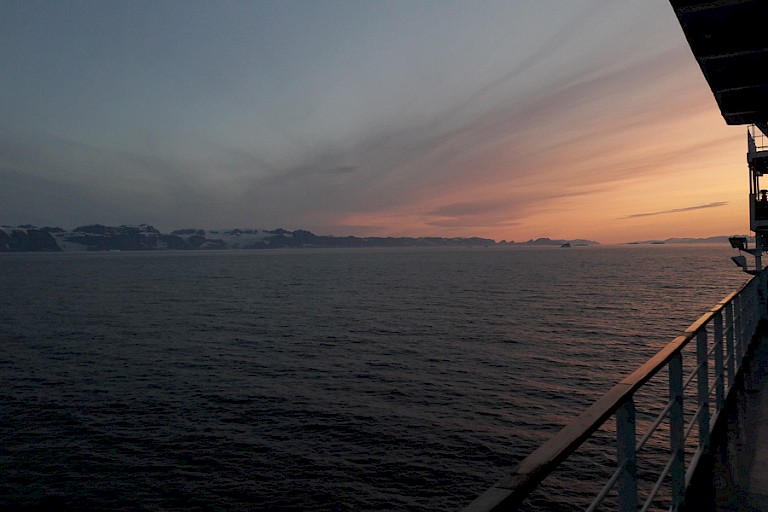 Een laatste blik op Groenland voordat we terugvaren naar Ijsland.