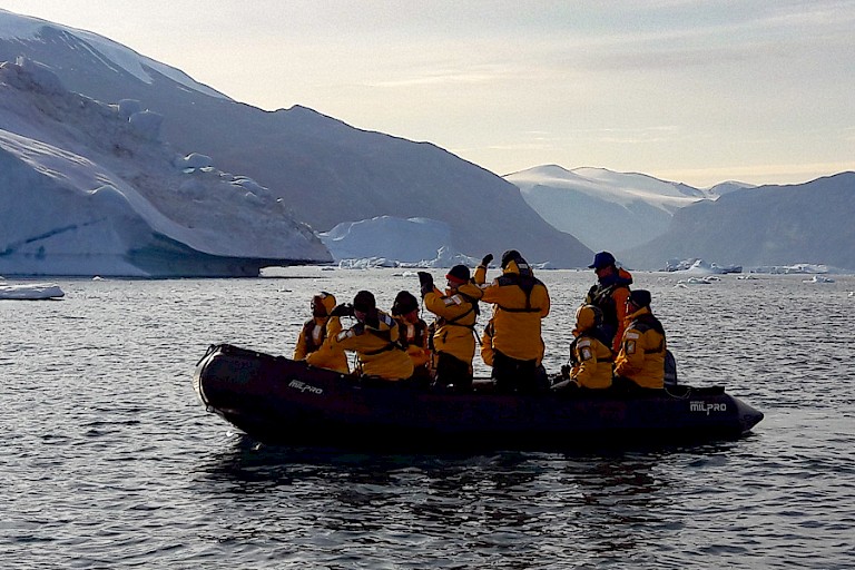 Iedereen kijkt zijn ogen uit, zoveel ijs! (Daugaard-Jensen gletsjer, Nordvestfjord)