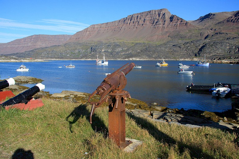 Harpoen van de tijd van de walvisvaart bij het museum in Qeqertarsuaq.