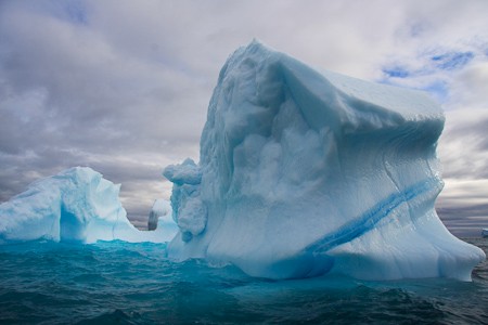 Een van de indrukwekkende ijsbergen in de Diskobaai, Groenland.