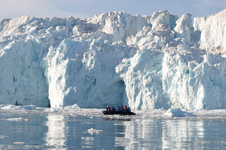 Met de zodiac varen langs de ijsbergen in de Diskobaai.
