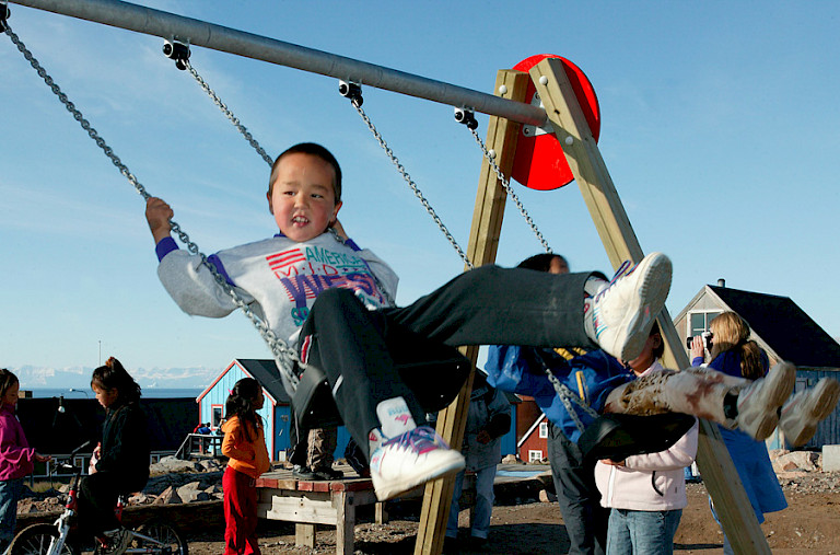 Spelende kinderen in Ittoqqoortoormiit. Foto: Henny Miltenburg