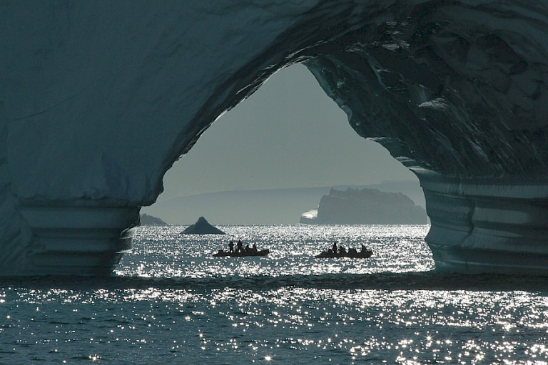 Zodiacs bij een immense ijsberg. Foto: Gerja Meijer.