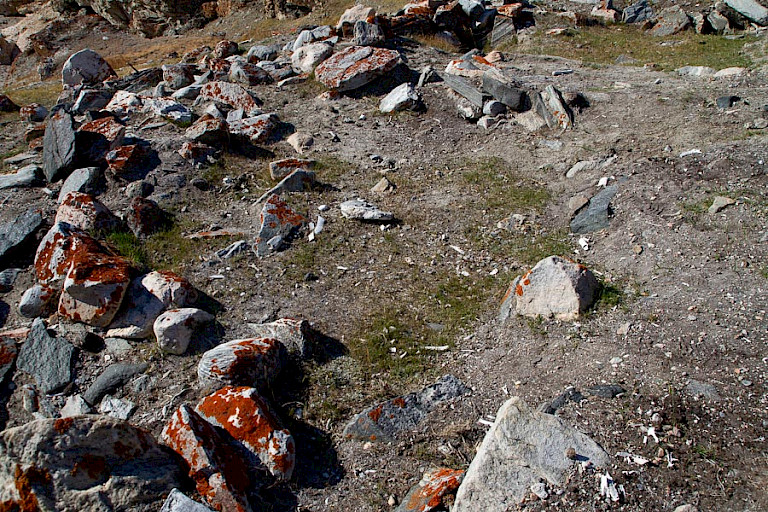 Overblijfselen van een winterhuis uit de Thulecultuur.
