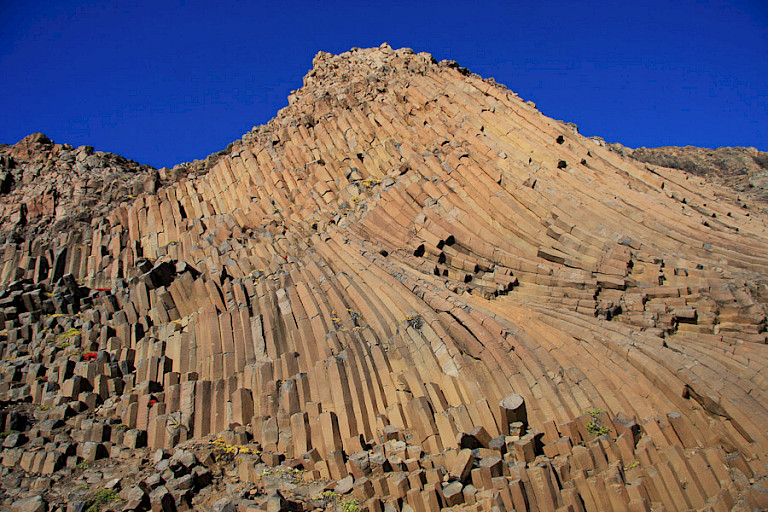 Berg bestaande basaltzuilen bij Vikingebugt.