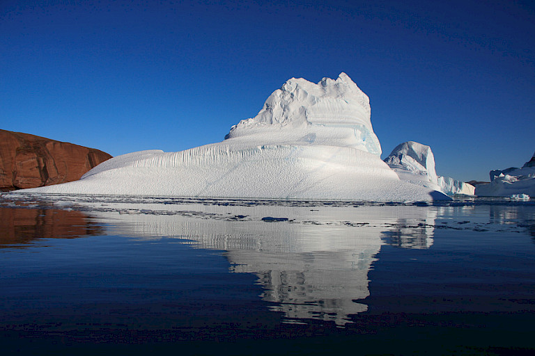 Immense ijsbergen dobberen rond bij Rode Ø.