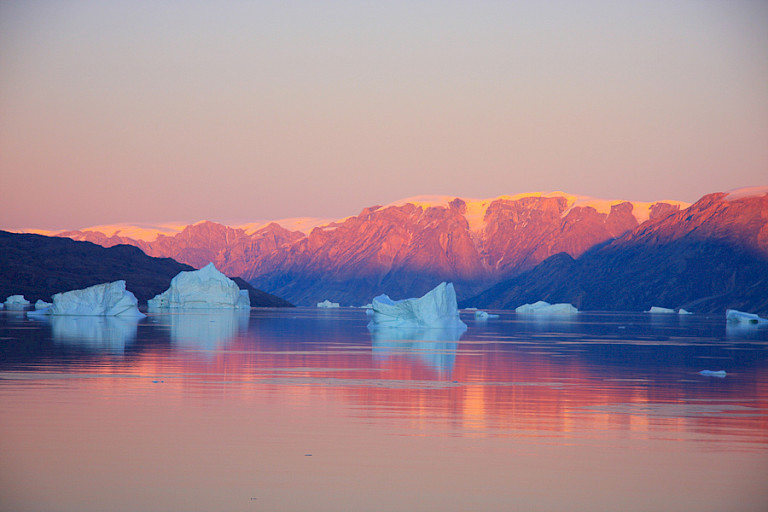 Bij zonsopkomst komt de rode kleur van het gebergte nog mooier naar voren.