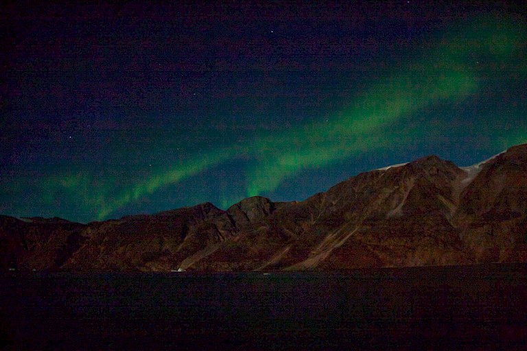 Noorderlicht boven het gebergte langs de Scoresby Sund.