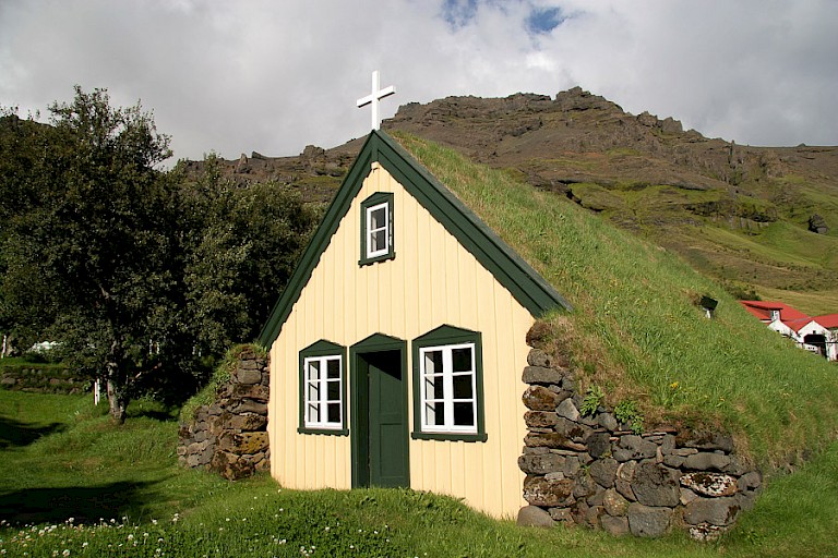Turf kerkje in Hof in Zuid-IJsland. Foto: Eugene Bakker.