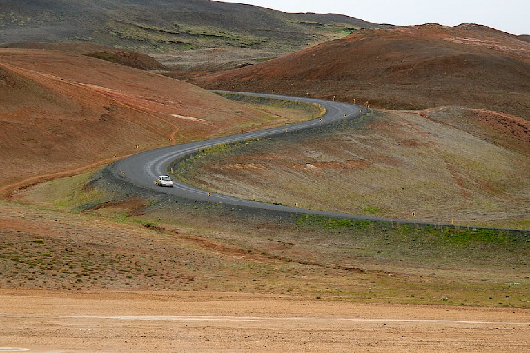De weg langs Hverir, IJsland. Foto: Eugene Bakker.