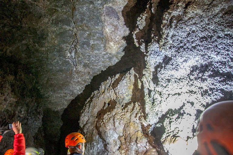 In de lavatunnel Vatnshellir.