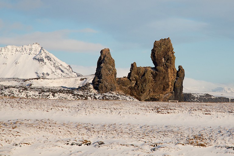 Rotspilaren voor de kust van Snæfellsnes,