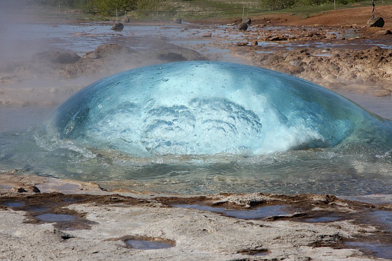 De geiser Strokkur staat op punt te gaan spuiten.