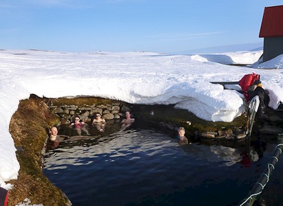 Na een intensieve dagtocht lekker ontspannen in het warme water. Skitrekking over de Sprengisandur. Foto: IMG.