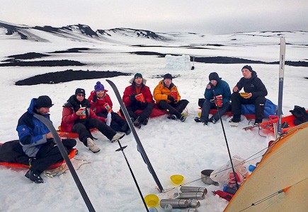 Gezellig eten. Skitrekking over de Sprengisandur. Foto: IMG.