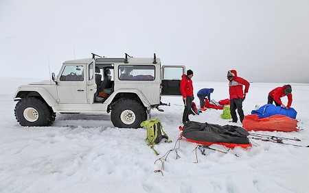 Uitladen en klaarmaken om te vertrekken. Skitrekking Vatnajökull, IJsland. Foto IMG.