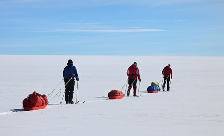 En skiën in het zonnetje. Skitrekking Vatnajökull, IJsland. Foto IMG.