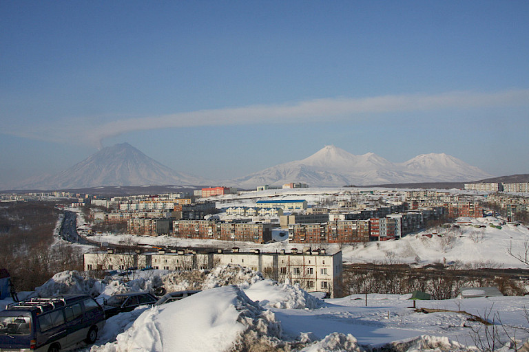 Petropavlovsk in de winter. Op de achtergrond de "huisvulkanen".