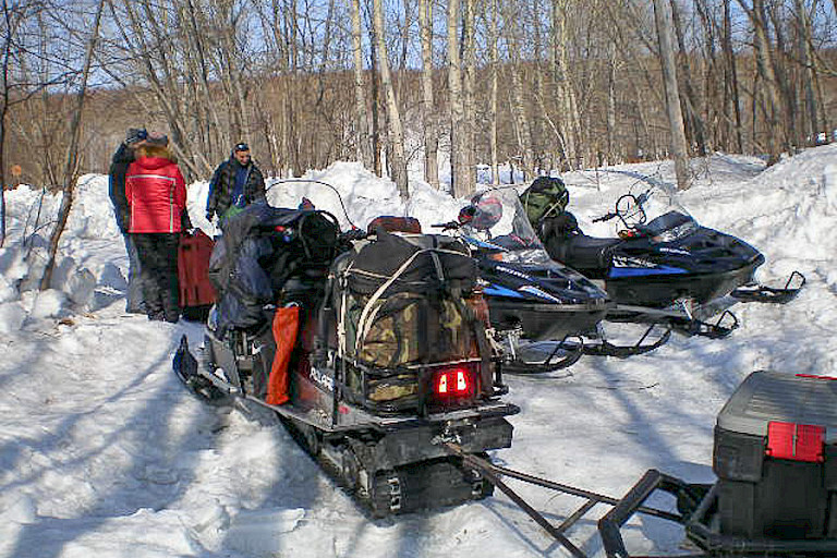 Sneeuwscooters transporteren de bagage.