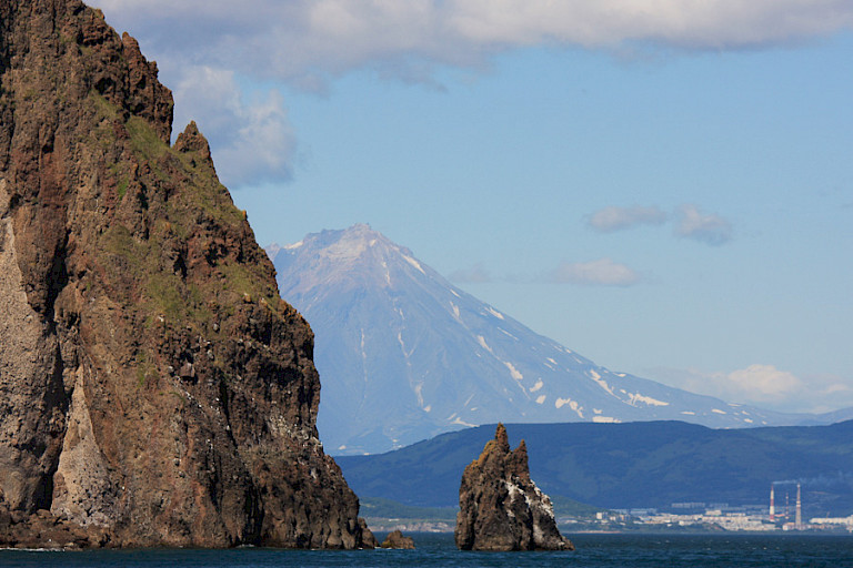 Uitzicht vanuit de Avatsjabaai met Petropavlovsk en een van huisvulkanen op de achtergrond.