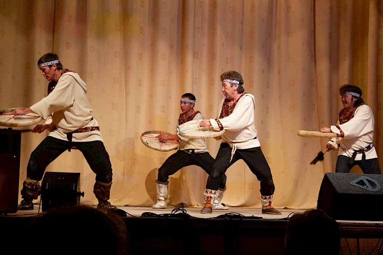Uitvoering van traditionele dansen in Esso