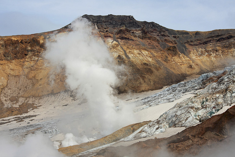 Fumarole in de Mutnovskivulkaan.