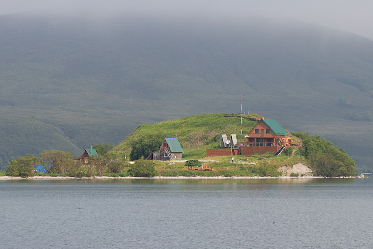 Lodge in het Koerilenmeer.