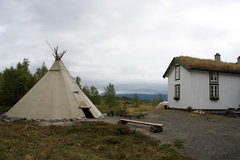 Traditioneel Noors huisje met een lavvu (Samentent).