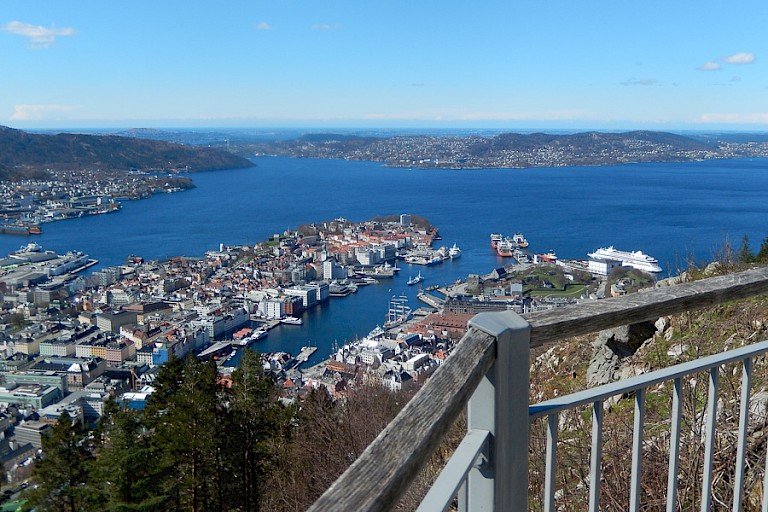 Uitzicht op Bergen vanaf het eindpunt van de tandradbaan.