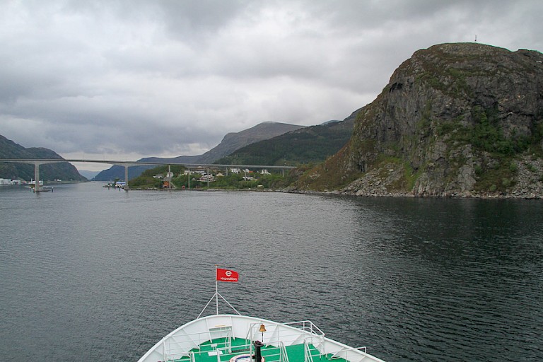 De Expedition vaart door de Noorse fjorden.