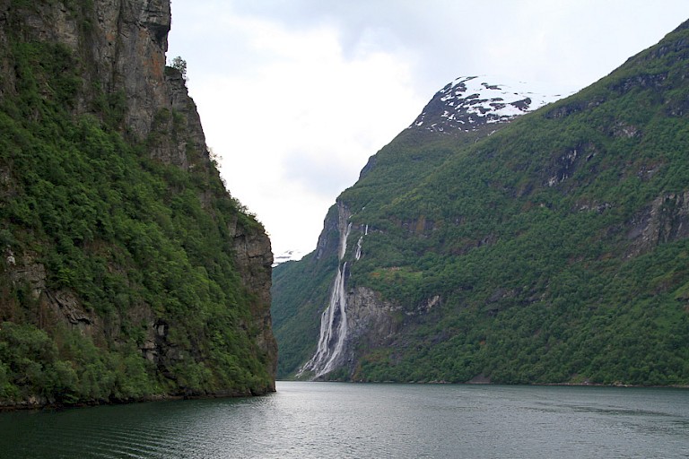 De grote waterval "Zeven Zusters" in de Sognefjord.