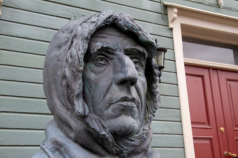 Borstbeeld van Roald Amundsen bij het Poolmuseum in Tromsø.