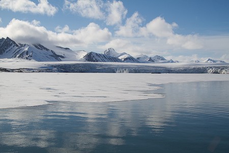 Het indrukwekkende landschap van de Bellsund, Spitsbergen. Expeditiecruise van Schotland via de Noorse kust en Bereneiland naar Spitsbergen.