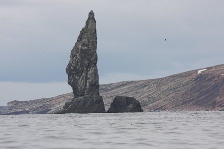 Eenzame staken voor de kust van Bereneiland. Expeditiecruise van Schotland via de Noorse kust en Bereneiland naar Spitsbergen.