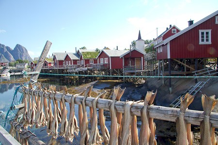 Vissersdorp op de Lofoten, Noorwegen. Expeditiecruise van Schotland via de Noorse kust en Bereneiland naar Spitsbergen.