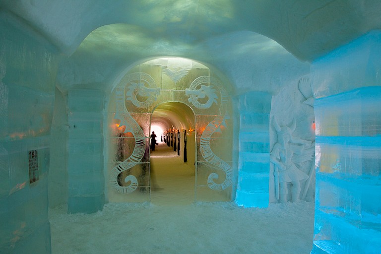De toegang tot de kamers van het ijshotel is rijkelijk versierd.