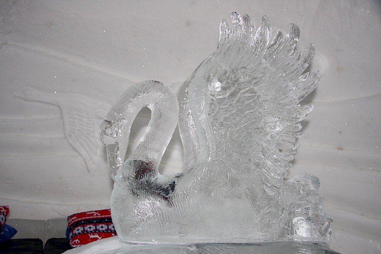 IJssculptuur in het ijshotel Kirkenes.