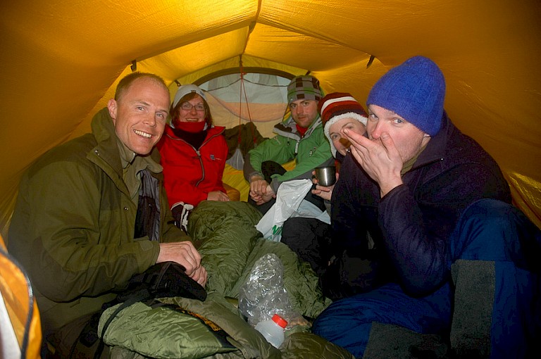 Gezellig warm met de hele groep in één tent.