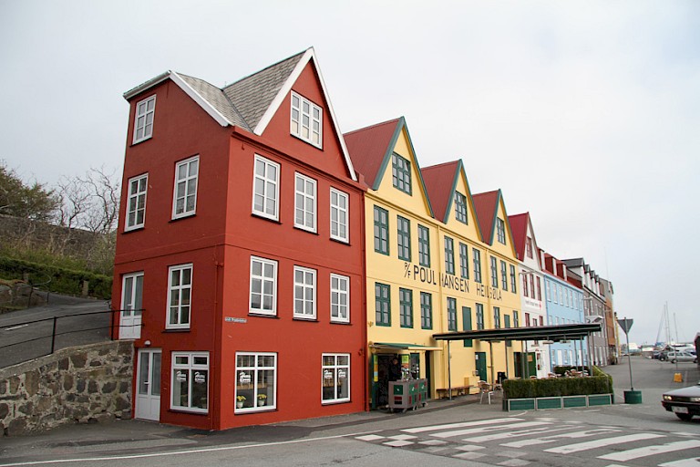 Winkelpanden langs de haven van Tórshavn.