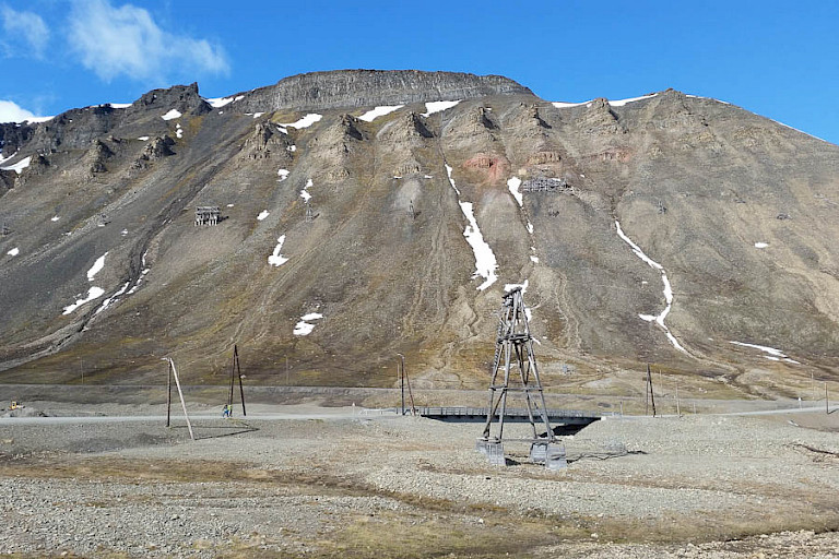 Overblijfselen van de mijnen in Longyearbyen.
