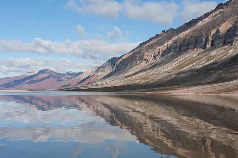 Soms zijn er perfecte spiegelingen in de fjorden.