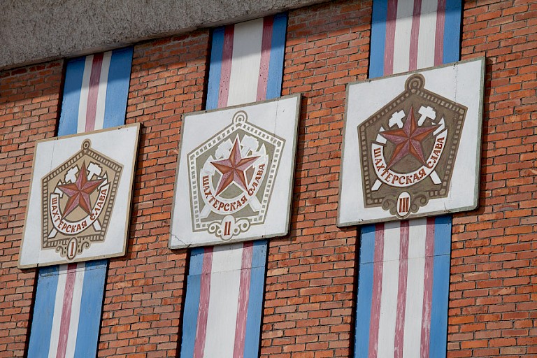 Versieringen op de muren van de voormalige sporthal in Pyramiden.