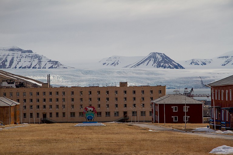 Gebouwen in Pyramiden met de Nordenskiöldgletsjer op de achtergrond.