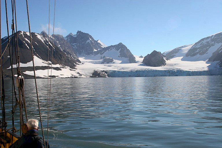 14e-Julibaai met achterin de gelijknamige gletsjer, Spitsbergen..