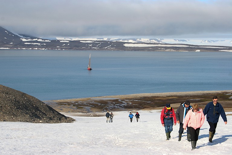 Wandelen naar de heuveltop voor een weids uitzicht.